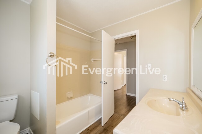 Building Photo - 1109 NE 9th St