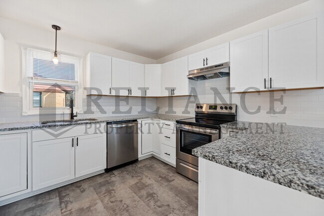 Building Photo - 900 N Brownthrush Ln