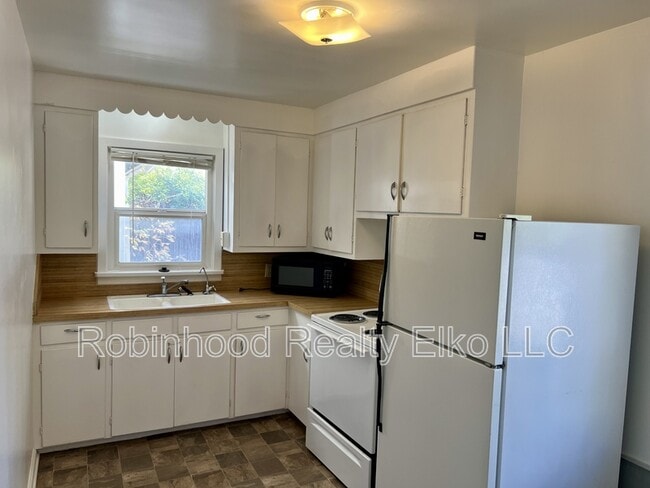 Building Photo - 140 1/2 West Court Street