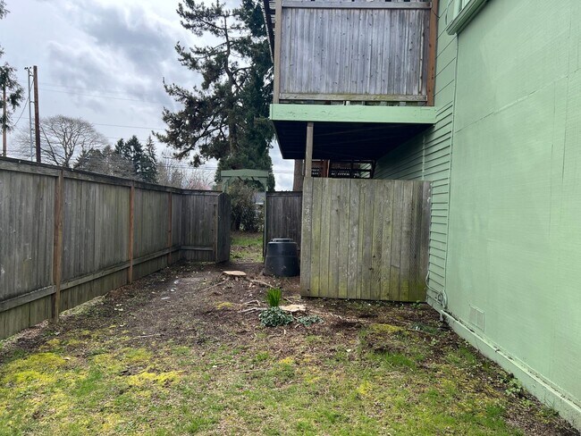 Building Photo - Upstairs 1 bedroom apartment with garage!