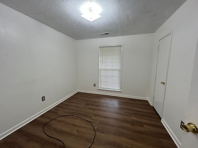 Building Photo - 307 Pinewood St