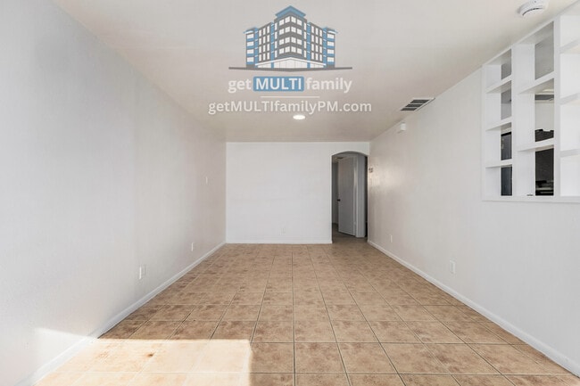 Building Photo - 1402 W Mercer Ln