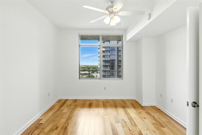 Building Photo - 54 Rainey St