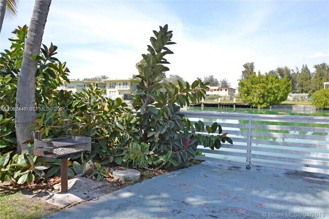 Building Photo - 1255 Marseille Dr