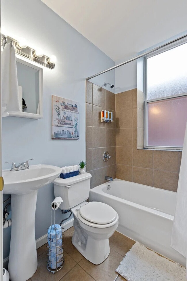 Building Photo - 2366 Lawrence St