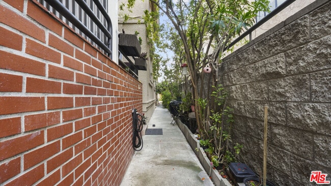 Building Photo - 420 Riverdale Dr