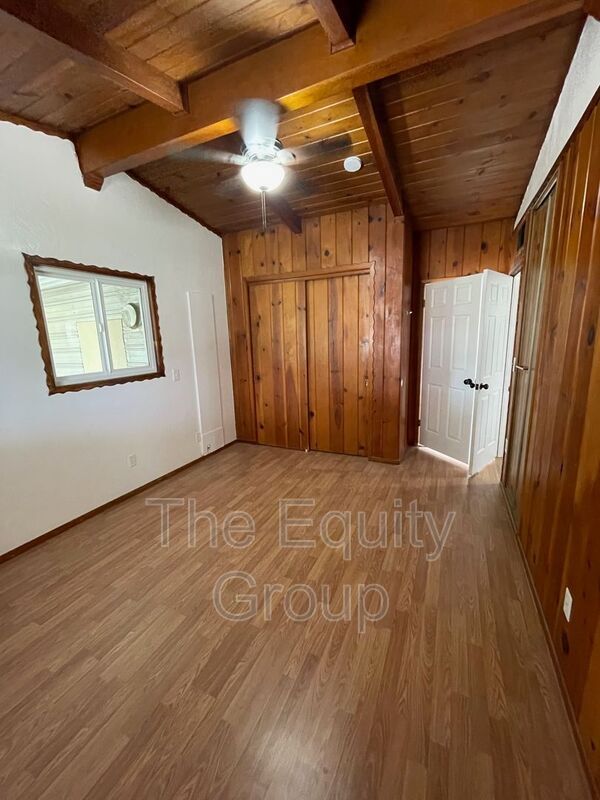 Building Photo - 856 W Chestnut St