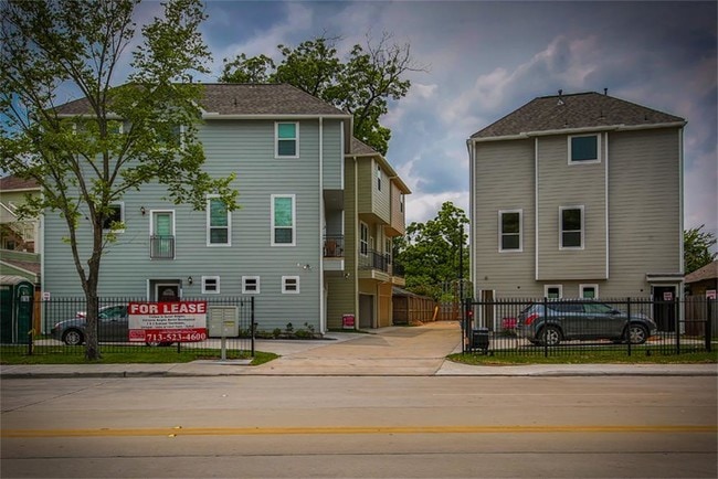 Building Photo - 6625 N Main St