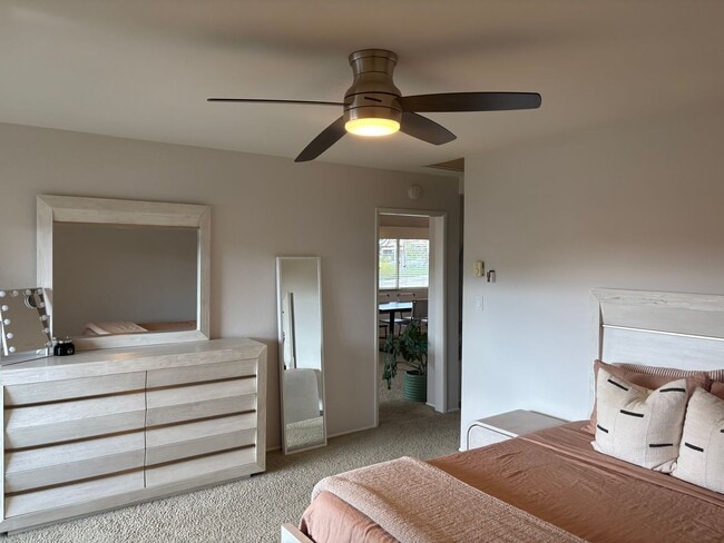 Building Photo - Beautiful corner condo in Lake San Marcos