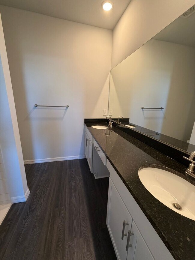 Building Photo - 915 NE 19th St