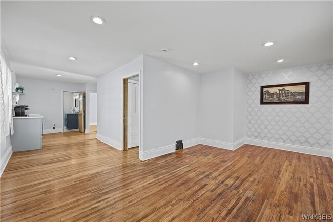 Building Photo - 11 Baynes St