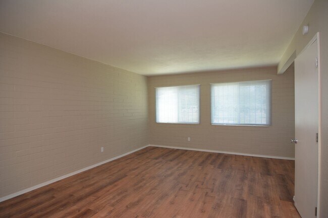 Building Photo - Remodeled 3 Bedroom 2 Bath Duplex! South Central Tucson Location!