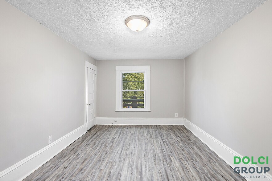 Building Photo - 848 Crescent St NE