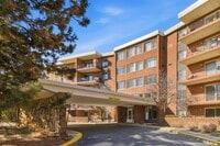 Building Photo - 16 E Old Willow Rd