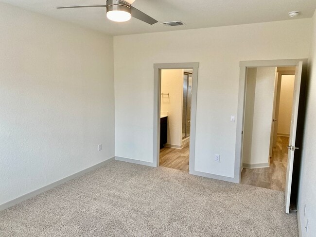 Building Photo - Beautiful 3bed/2.5bath in Northeast Austin!!