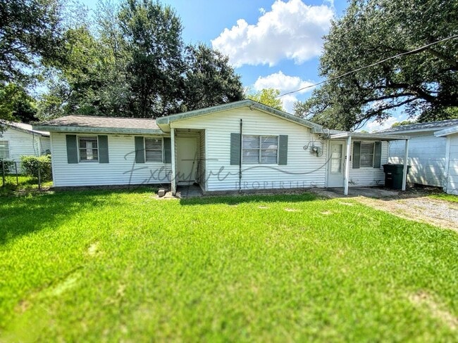 Primary Photo - Affordable 2-Bedroom Home in Central Lake ...