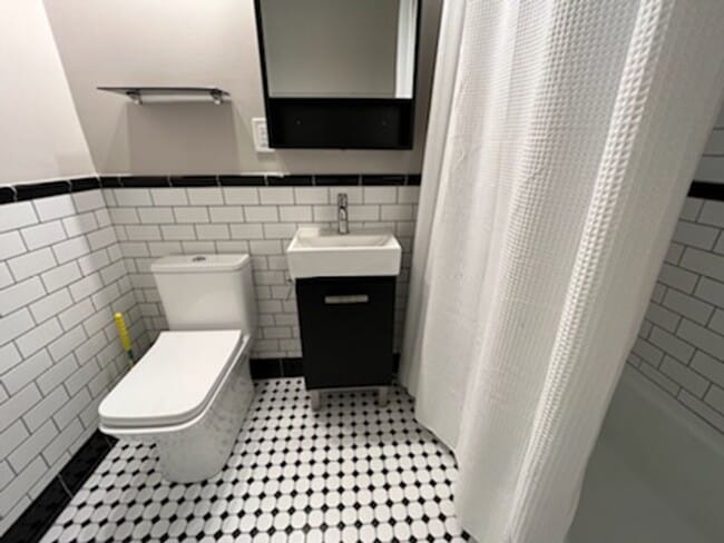 Building Photo - Spacious First Hill condo in the historic ...