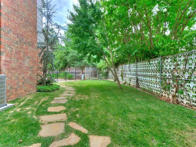 Building Photo - 1201 Glenbrook Dr