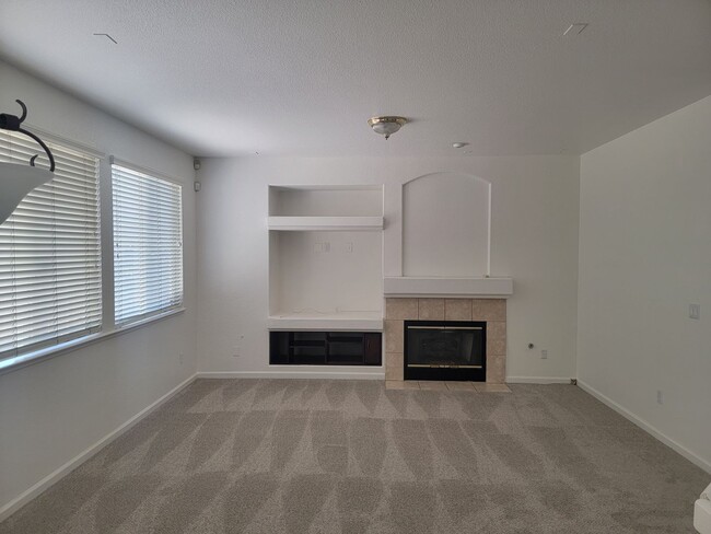 Building Photo - Natomas Park 5 bedroom 3 full bath home av...