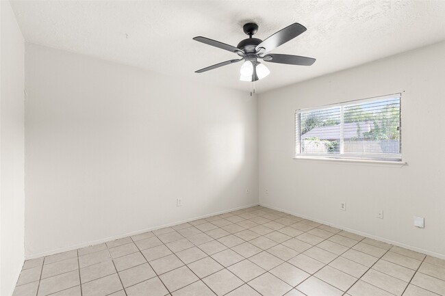 Building Photo - 9811 Mill Shadow Dr