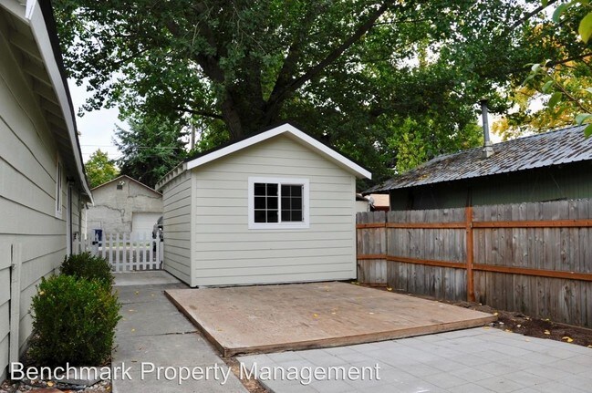 Building Photo - 3 br, 2 bath House - 1310 N. B Street