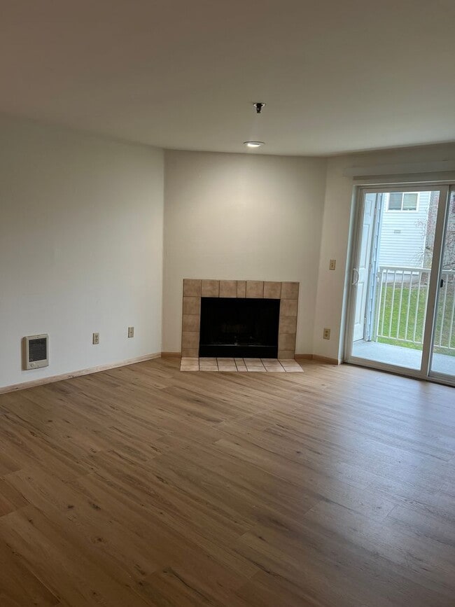Building Photo - Beautifully Maintained condo Renton!