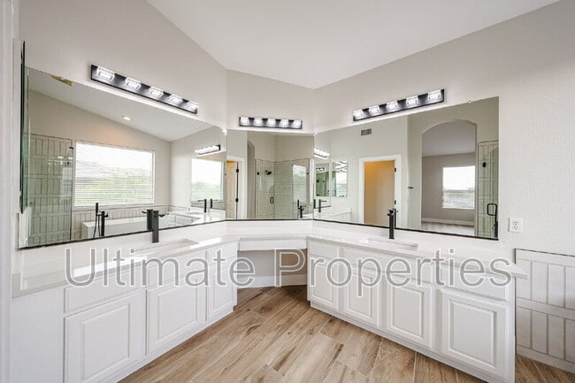 Building Photo - 6033 E Smokehouse Trail