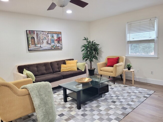 Building Photo - 2017 Woodford Rd