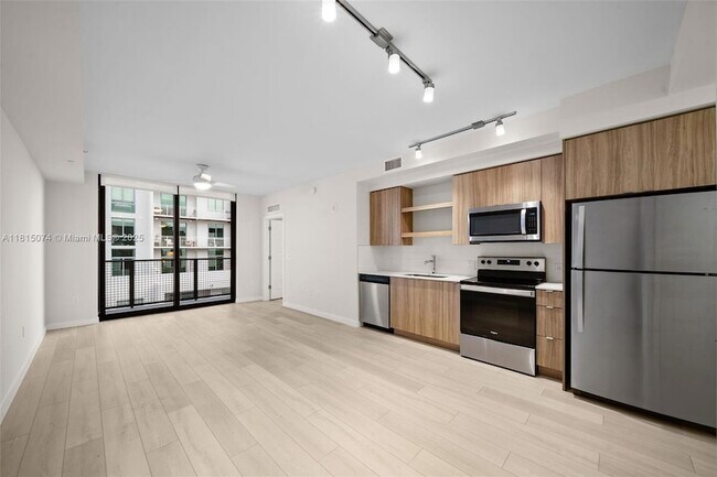 Primary Photo - 555 NE 8th St