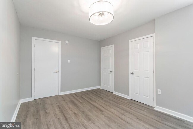 Building Photo - 515 W Girard Ave