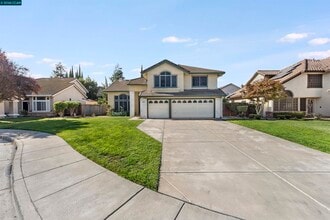 Building Photo - 1418 Blue Jay Ct