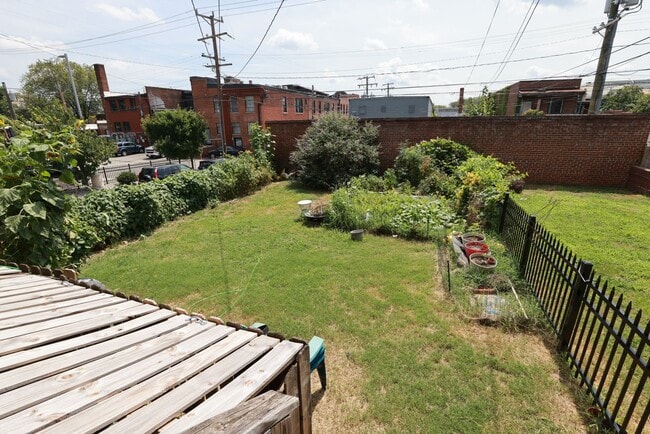 Building Photo - Adorable 2 Bedroom Apartment in Manchester with Landscaping Included!