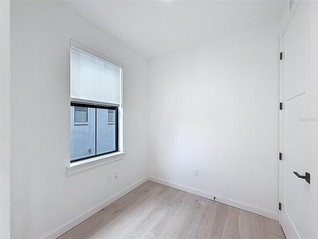 Building Photo - 1302 E Kay St