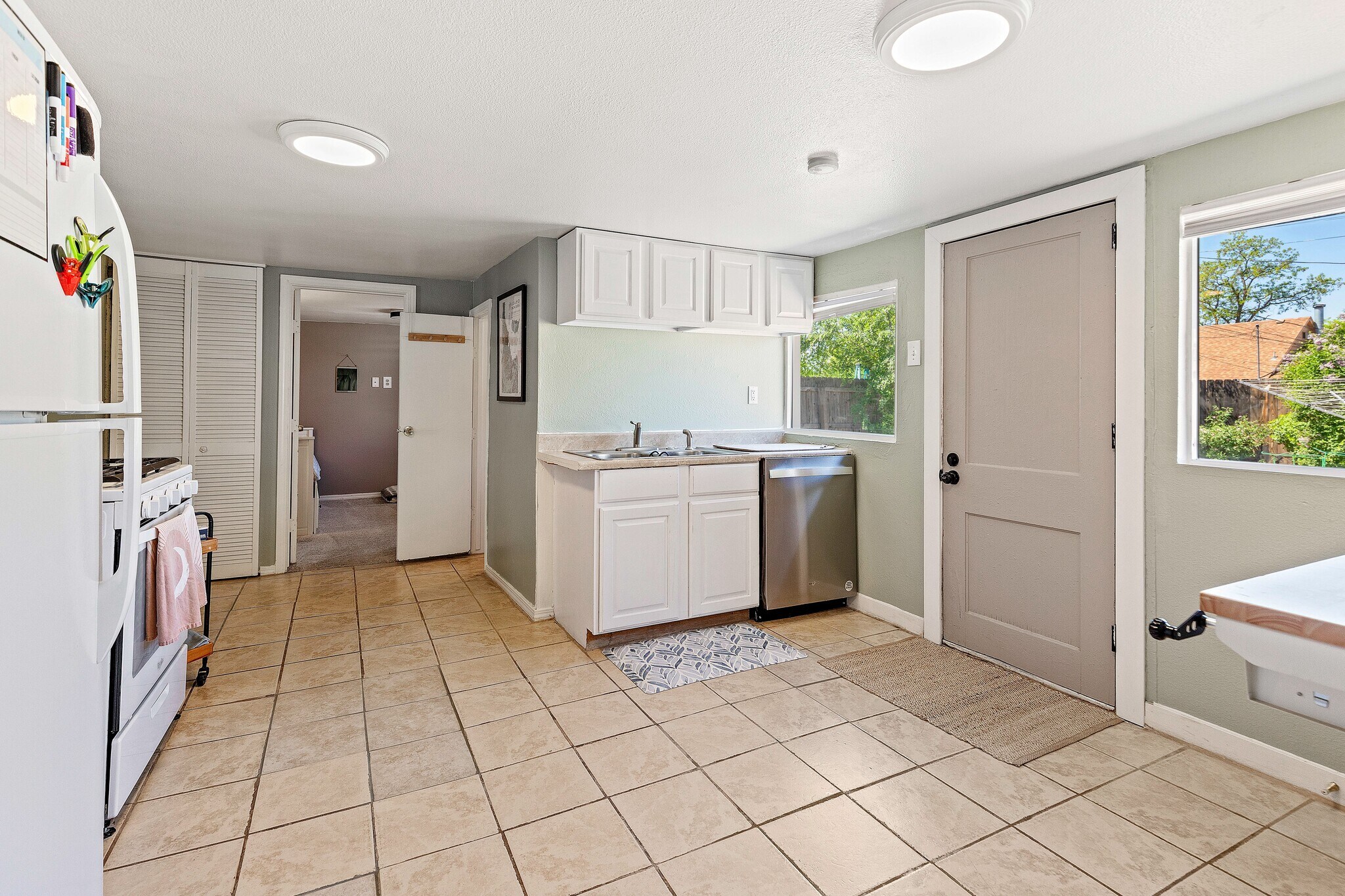 Building Photo - 1045 N Clithero Dr