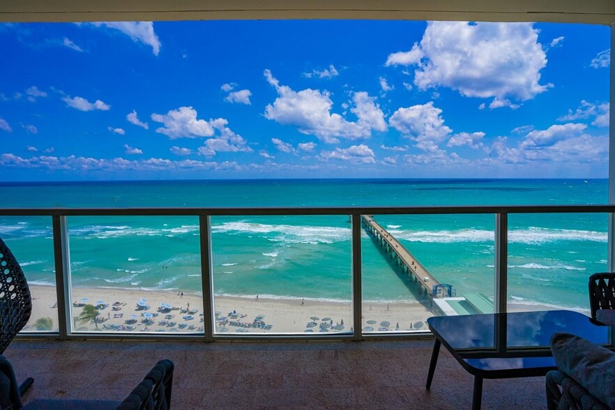Building Photo - 16699 Collins Ave