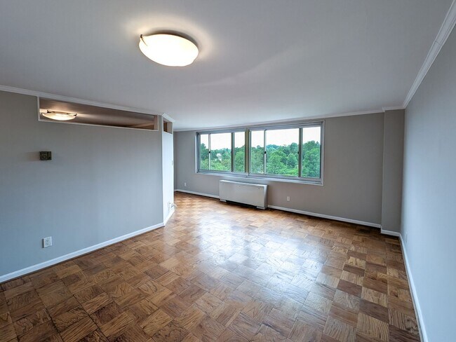 Building Photo - Sunny Top-Floor Junior 1BD Condo Near Down...