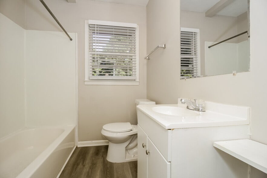 Building Photo - 2082 Warren Dr SW