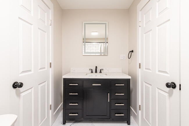 Building Photo - 1287 E Harper Ave