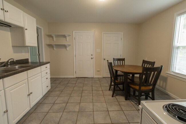 Building Photo - 2 Bed and 1 Bath House