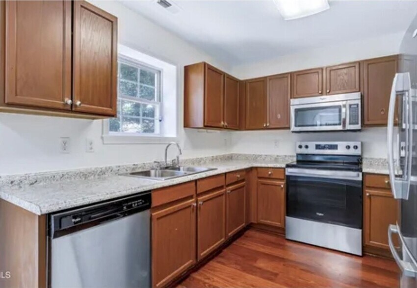 Building Photo - 102 Fallon Ct