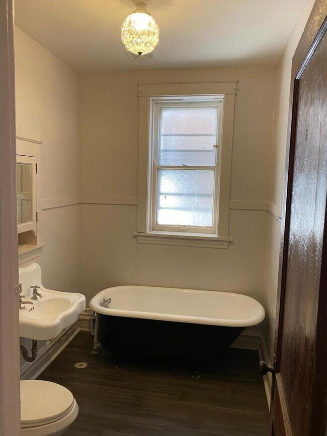 Building Photo - 2257 N Springfield Ave