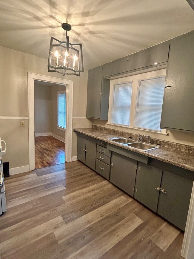 Building Photo - 323 E Kathleen St