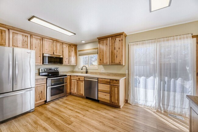 Building Photo - Enjoy the Private Pool and Outdoor Sauna at this 3/2 Home in a Quiet Neighborhood in Louisville