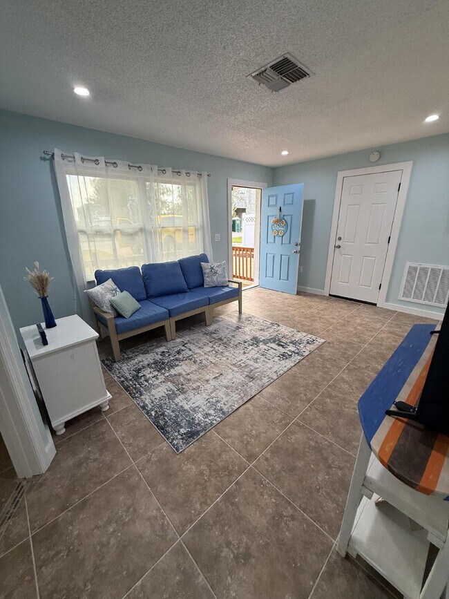 Building Photo - 6814 Driftwood Dr