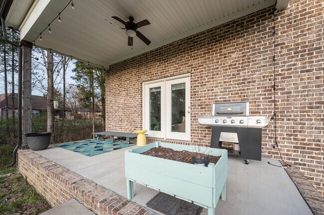 Building Photo - **LIKE NEW EXECUTIVE HOME IN A CUL-DE-SAC ...