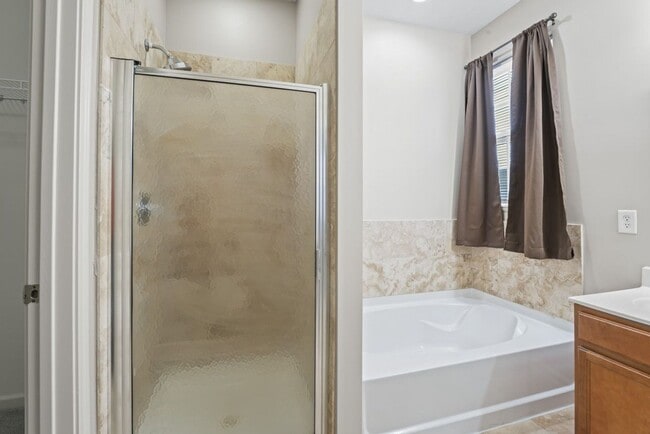 Building Photo - Beautiful 3 Bedroom Condo Available Now!