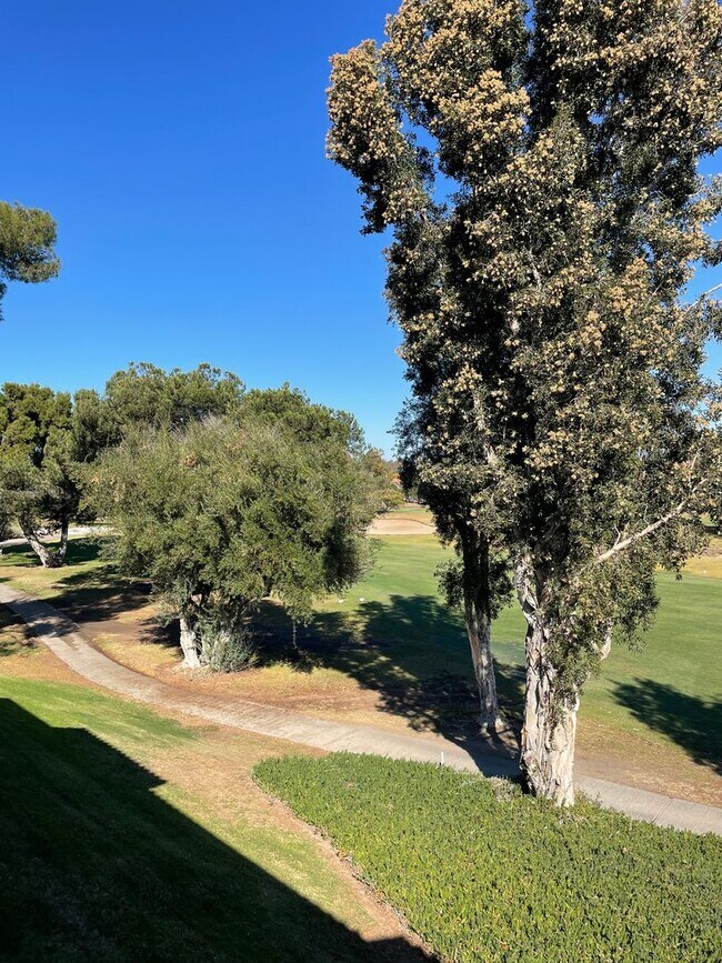 Building Photo - Charming 3Br/2Ba Updated Fully Furnished Vacation Rental W/ Golf Course View