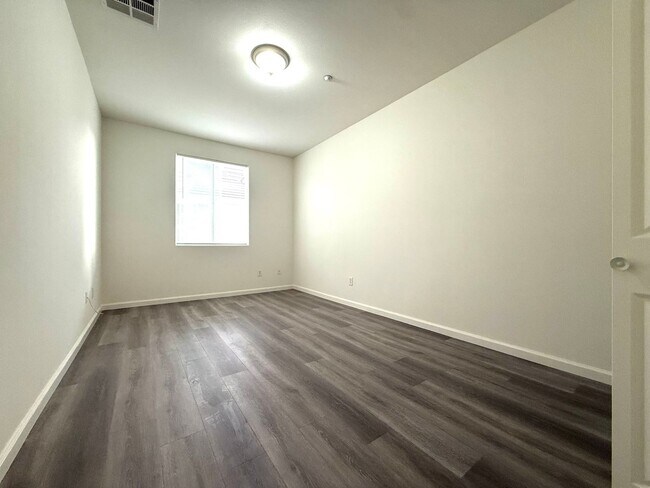 Building Photo - 2054