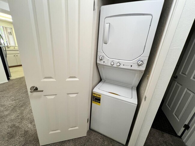 Building Photo - 1018 Cedar Gables Dr