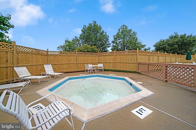 Building Photo - 6934 Hanover Pkwy